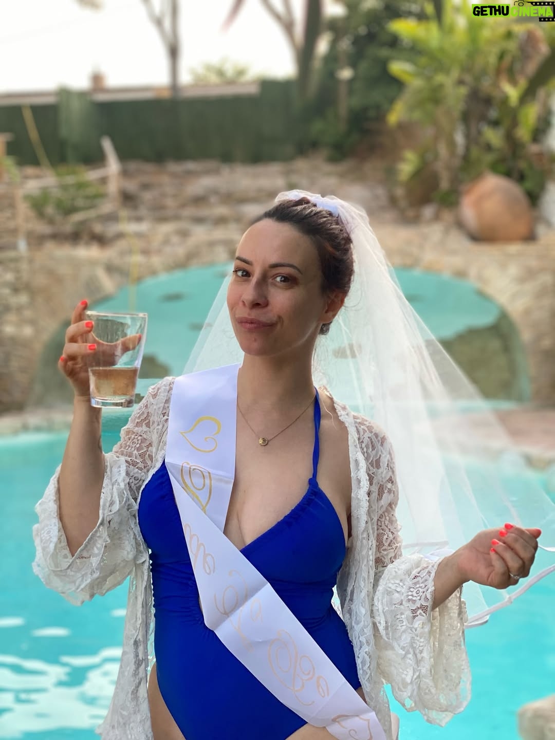 Adeline Chetail - 71.3K Likes - Mon EVJF en Espagne ! 💃🏻 

J’ai invité 10 femmes de ma vie à voyager, boire, manger et rire avec moi dans une ville qui me tenait à cœur, Valencia. 

La villa Cinderella : une belle introduction pour mon mariage de conte de fées ✨

Il nous est arrivé tellement de péripéties ! Un jour je vous raconterais 🫣

Rendez-vous le 23 Novembre sur la chaîne de Sora pour la vidéo de notre mariage !