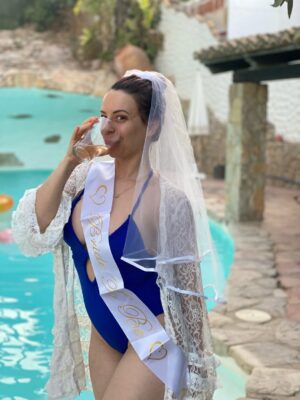 Adeline Chetail Instagram - Mon EVJF en Espagne ! 💃🏻 

J’ai invité 10 femmes de ma vie à voyager, boire, manger et rire avec moi dans une ville qui me tenait à cœur, Valencia. 

La villa Cinderella : une belle introduction pour mon mariage de conte de fées ✨

Il nous est arrivé tellement de péripéties ! Un jour je vous raconterais 🫣

Rendez-vous le 23 Novembre sur la chaîne de Sora pour la vidéo de notre mariage !