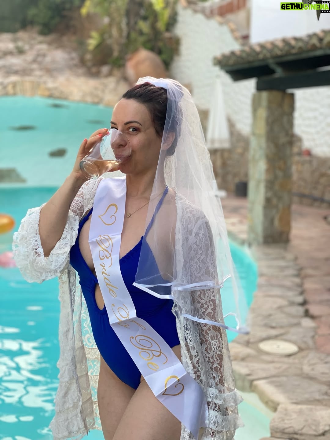 Adeline Chetail - 71.3K Likes - Mon EVJF en Espagne ! 💃🏻 

J’ai invité 10 femmes de ma vie à voyager, boire, manger et rire avec moi dans une ville qui me tenait à cœur, Valencia. 

La villa Cinderella : une belle introduction pour mon mariage de conte de fées ✨

Il nous est arrivé tellement de péripéties ! Un jour je vous raconterais 🫣

Rendez-vous le 23 Novembre sur la chaîne de Sora pour la vidéo de notre mariage !