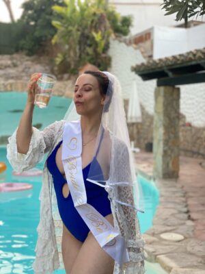 Adeline Chetail Instagram - Mon EVJF en Espagne ! 💃🏻 

J’ai invité 10 femmes de ma vie à voyager, boire, manger et rire avec moi dans une ville qui me tenait à cœur, Valencia. 

La villa Cinderella : une belle introduction pour mon mariage de conte de fées ✨

Il nous est arrivé tellement de péripéties ! Un jour je vous raconterais 🫣

Rendez-vous le 23 Novembre sur la chaîne de Sora pour la vidéo de notre mariage !