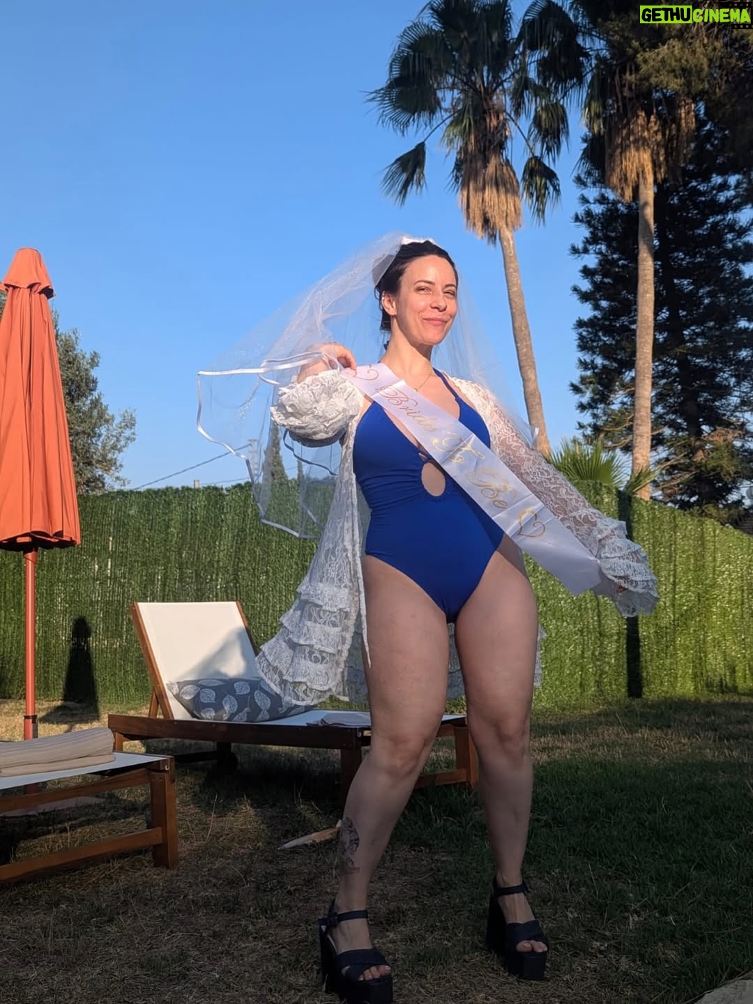 Adeline Chetail - 71.3K Likes - Mon EVJF en Espagne ! 💃🏻 

J’ai invité 10 femmes de ma vie à voyager, boire, manger et rire avec moi dans une ville qui me tenait à cœur, Valencia. 

La villa Cinderella : une belle introduction pour mon mariage de conte de fées ✨

Il nous est arrivé tellement de péripéties ! Un jour je vous raconterais 🫣

Rendez-vous le 23 Novembre sur la chaîne de Sora pour la vidéo de notre mariage !