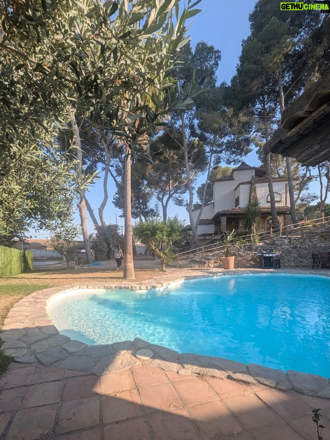 Adeline Chetail - 71.3K Likes - Mon EVJF en Espagne ! 💃🏻 

J’ai invité 10 femmes de ma vie à voyager, boire, manger et rire avec moi dans une ville qui me tenait à cœur, Valencia. 

La villa Cinderella : une belle introduction pour mon mariage de conte de fées ✨

Il nous est arrivé tellement de péripéties ! Un jour je vous raconterais 🫣

Rendez-vous le 23 Novembre sur la chaîne de Sora pour la vidéo de notre mariage !