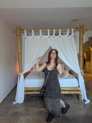 Adeline Chetail Instagram - Mon EVJF en Espagne ! 💃🏻 

J’ai invité 10 femmes de ma vie à voyager, boire, manger et rire avec moi dans une ville qui me tenait à cœur, Valencia. 

La villa Cinderella : une belle introduction pour mon mariage de conte de fées ✨

Il nous est arrivé tellement de péripéties ! Un jour je vous raconterais 🫣

Rendez-vous le 23 Novembre sur la chaîne de Sora pour la vidéo de notre mariage !