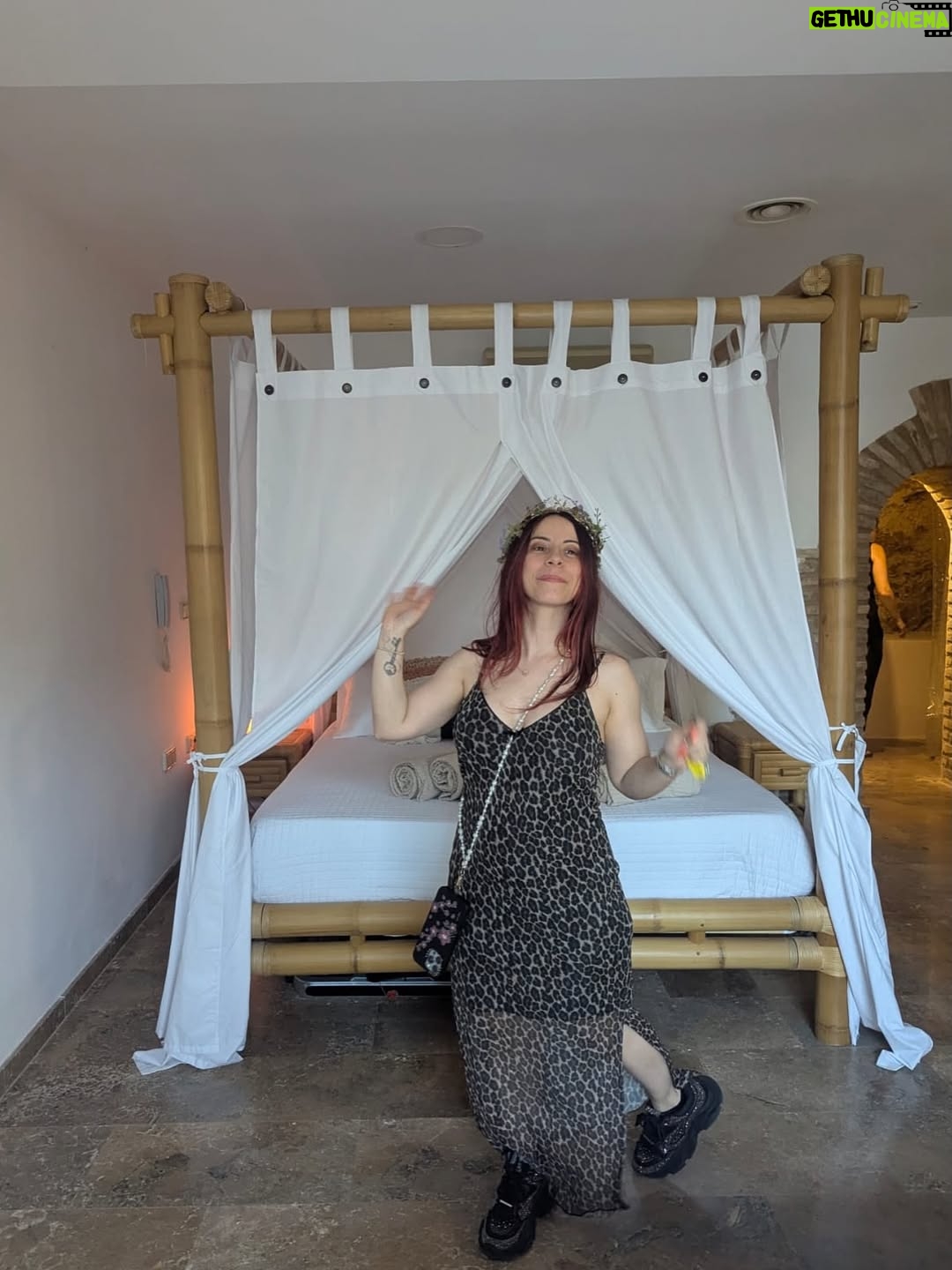 Adeline Chetail - 71.3K Likes - Mon EVJF en Espagne ! 💃🏻 

J’ai invité 10 femmes de ma vie à voyager, boire, manger et rire avec moi dans une ville qui me tenait à cœur, Valencia. 

La villa Cinderella : une belle introduction pour mon mariage de conte de fées ✨

Il nous est arrivé tellement de péripéties ! Un jour je vous raconterais 🫣

Rendez-vous le 23 Novembre sur la chaîne de Sora pour la vidéo de notre mariage !