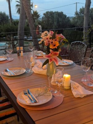 Adeline Chetail Instagram - Mon EVJF en Espagne ! 💃🏻 

J’ai invité 10 femmes de ma vie à voyager, boire, manger et rire avec moi dans une ville qui me tenait à cœur, Valencia. 

La villa Cinderella : une belle introduction pour mon mariage de conte de fées ✨

Il nous est arrivé tellement de péripéties ! Un jour je vous raconterais 🫣

Rendez-vous le 23 Novembre sur la chaîne de Sora pour la vidéo de notre mariage !