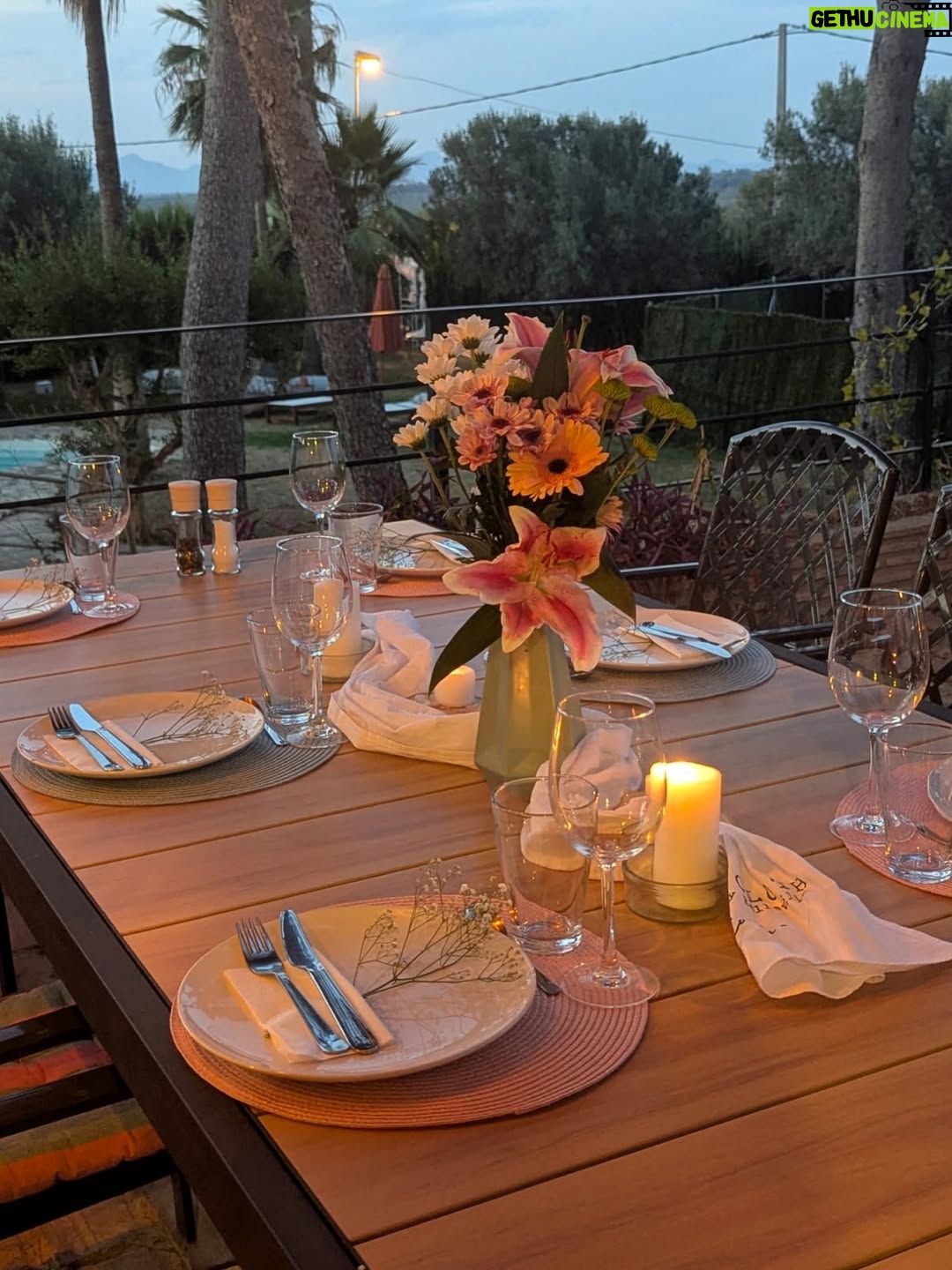 Adeline Chetail - 71.3K Likes - Mon EVJF en Espagne ! 💃🏻 

J’ai invité 10 femmes de ma vie à voyager, boire, manger et rire avec moi dans une ville qui me tenait à cœur, Valencia. 

La villa Cinderella : une belle introduction pour mon mariage de conte de fées ✨

Il nous est arrivé tellement de péripéties ! Un jour je vous raconterais 🫣

Rendez-vous le 23 Novembre sur la chaîne de Sora pour la vidéo de notre mariage !