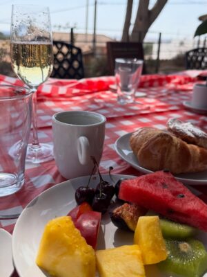 Adeline Chetail Instagram - Mon EVJF en Espagne ! 💃🏻 

J’ai invité 10 femmes de ma vie à voyager, boire, manger et rire avec moi dans une ville qui me tenait à cœur, Valencia. 

La villa Cinderella : une belle introduction pour mon mariage de conte de fées ✨

Il nous est arrivé tellement de péripéties ! Un jour je vous raconterais 🫣

Rendez-vous le 23 Novembre sur la chaîne de Sora pour la vidéo de notre mariage !