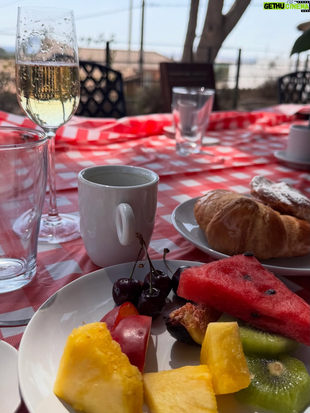 Adeline Chetail - 71.3K Likes - Mon EVJF en Espagne ! 💃🏻 

J’ai invité 10 femmes de ma vie à voyager, boire, manger et rire avec moi dans une ville qui me tenait à cœur, Valencia. 

La villa Cinderella : une belle introduction pour mon mariage de conte de fées ✨

Il nous est arrivé tellement de péripéties ! Un jour je vous raconterais 🫣

Rendez-vous le 23 Novembre sur la chaîne de Sora pour la vidéo de notre mariage !
