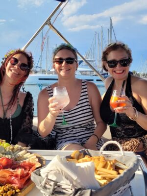 Adeline Chetail Instagram - Mon EVJF en Espagne ! 💃🏻 

J’ai invité 10 femmes de ma vie à voyager, boire, manger et rire avec moi dans une ville qui me tenait à cœur, Valencia. 

La villa Cinderella : une belle introduction pour mon mariage de conte de fées ✨

Il nous est arrivé tellement de péripéties ! Un jour je vous raconterais 🫣

Rendez-vous le 23 Novembre sur la chaîne de Sora pour la vidéo de notre mariage !