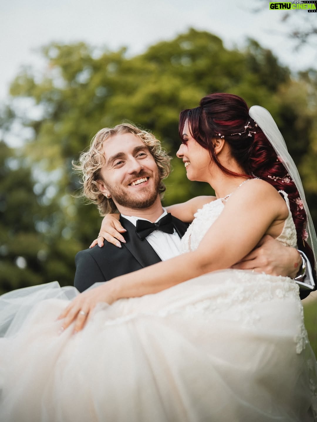 Adeline Chetail - 117.2K Likes - Dump de mariage 💍

Merci à tout ceux qui nous ont accompagné durant cet événement exceptionnel et magique 🫶🏻

Le magnifique buffet c’est @tableauxparis 
Les cosplayers que vous voyez sont @cinderys_art / @hyliana_cosplay / @bahamutcosplay / @billy.the.kiss 
 
Encore merci infiniment à vous tous pour l’amour que vous nous avez envoyé, on a été tellement ému de voir à quel point vous vous sentiez concerné, finalement notre mariage a eu beaucoup plus d’invités que prévu, car d’une certaine manière, vous étiez la vous aussi ❤️

Photographe : @mondo__wedding