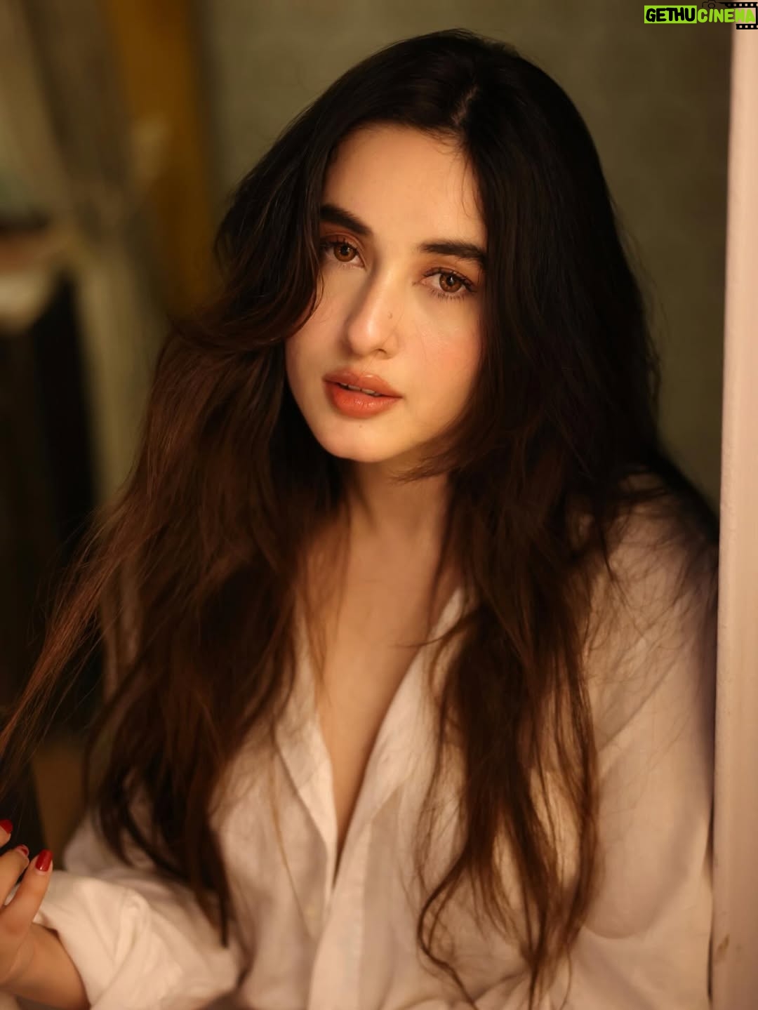 Aditi Budhathoki - 127.6K Likes - 🤍🫰🏻

 📸 @pranav.foto 
Mua: @sunnyroyy_official