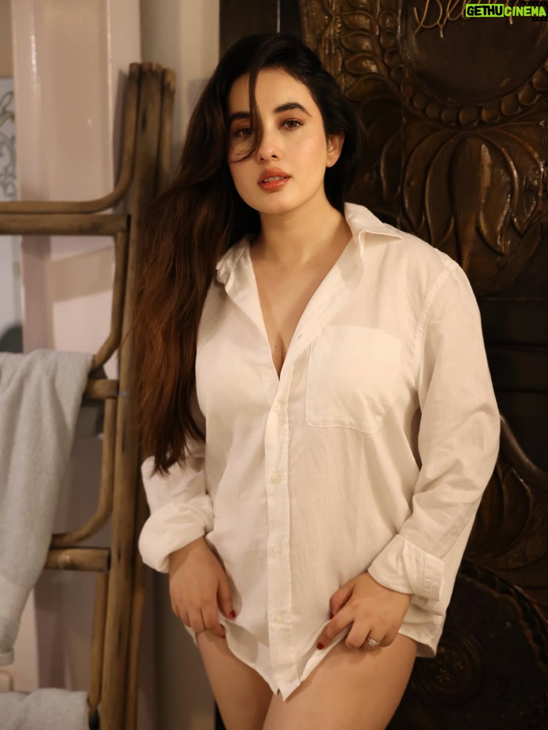 Aditi Budhathoki - 127.6K Likes - 🤍🫰🏻

 📸 @pranav.foto 
Mua: @sunnyroyy_official