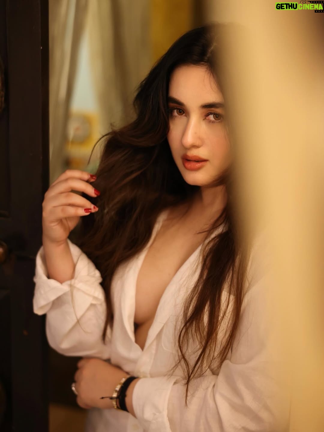 Aditi Budhathoki - 127.6K Likes - 🤍🫰🏻

 📸 @pranav.foto 
Mua: @sunnyroyy_official