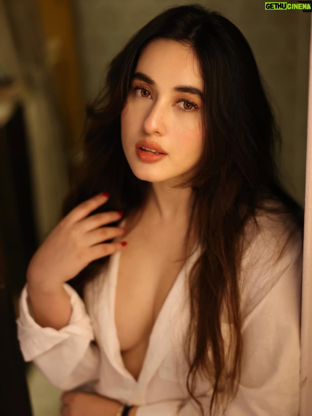 Aditi Budhathoki - 127.6K Likes - 🤍🫰🏻

 📸 @pranav.foto 
Mua: @sunnyroyy_official