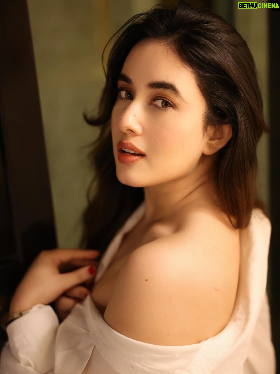 Aditi Budhathoki - 127.6K Likes - 🤍🫰🏻

 📸 @pranav.foto 
Mua: @sunnyroyy_official