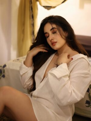 Aditi Budhathoki Instagram - 🤍🫰🏻
📸 @pranav.foto
Mua: @sunnyroyy_official