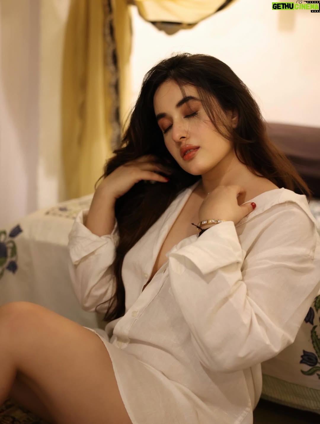 Aditi Budhathoki - 127.6K Likes - 🤍🫰🏻

 📸 @pranav.foto 
Mua: @sunnyroyy_official