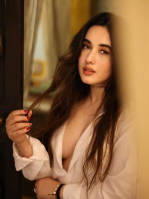Aditi Budhathoki Instagram - 🤍🫰🏻
📸 @pranav.foto
Mua: @sunnyroyy_official