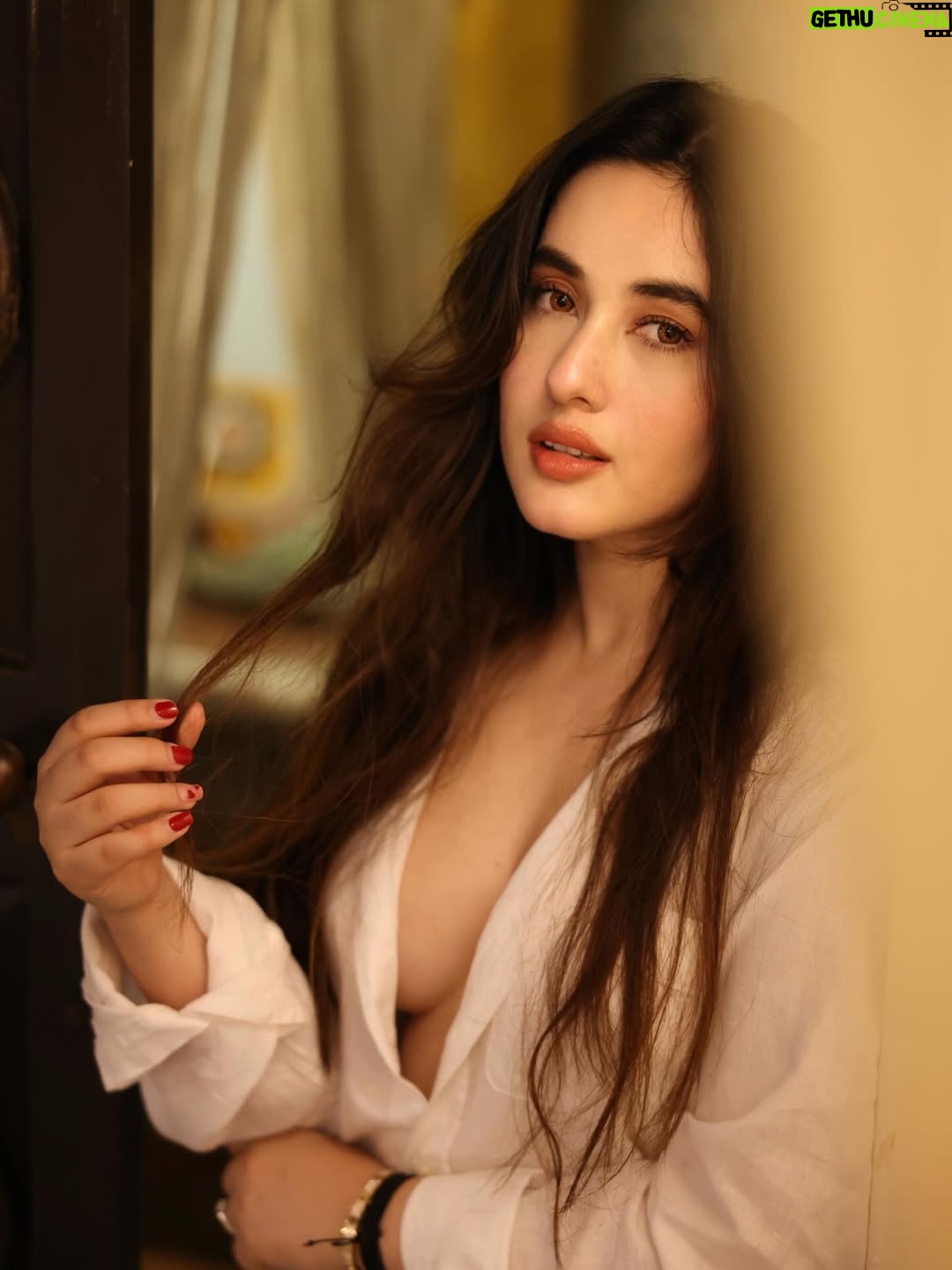 Aditi Budhathoki - 127.6K Likes - 🤍🫰🏻

 📸 @pranav.foto 
Mua: @sunnyroyy_official