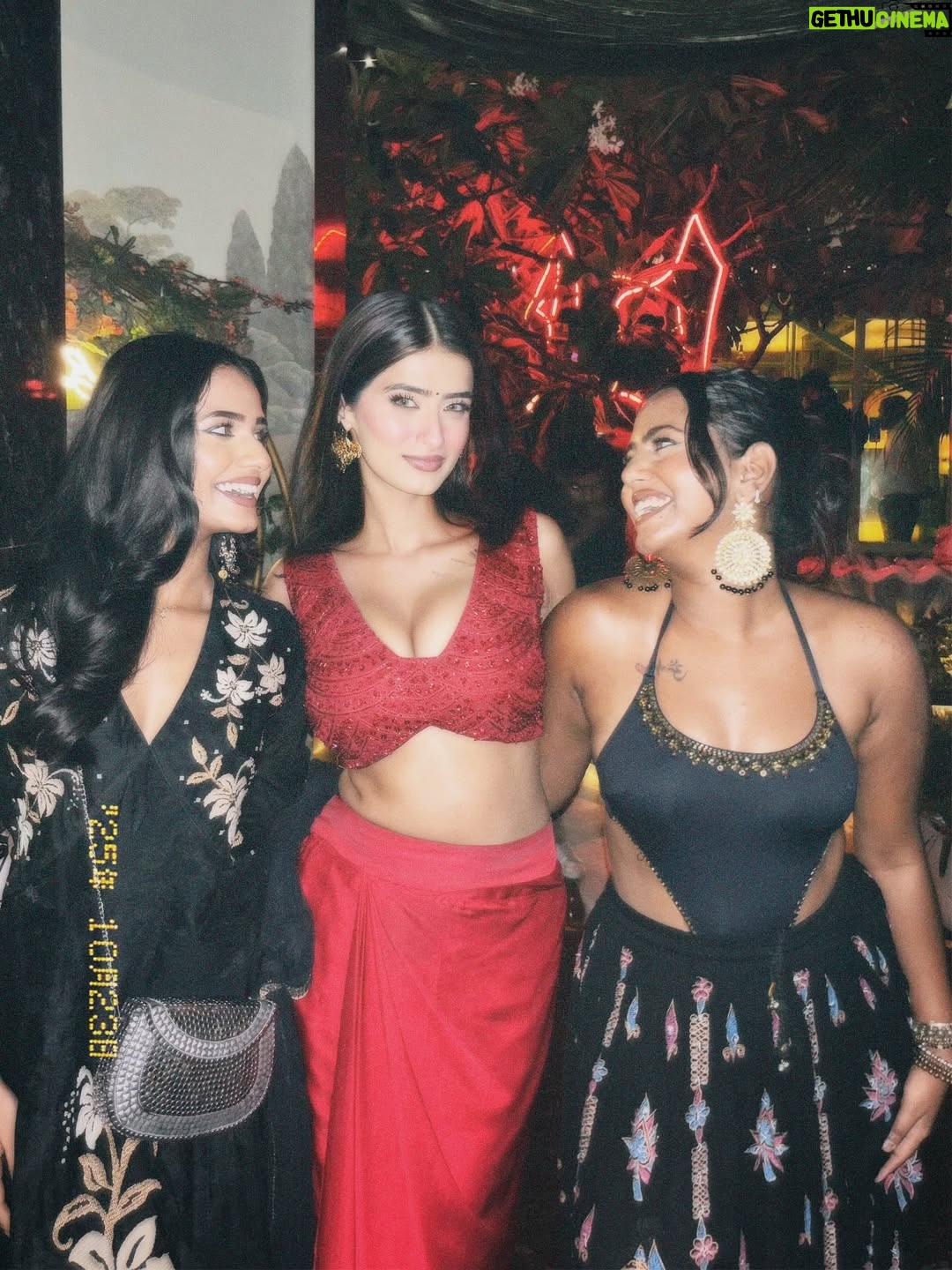 Aditi Prasad - 115.9K Likes - All My Patakaass 🧨
Wearing- @essrubypunitadua ❣️