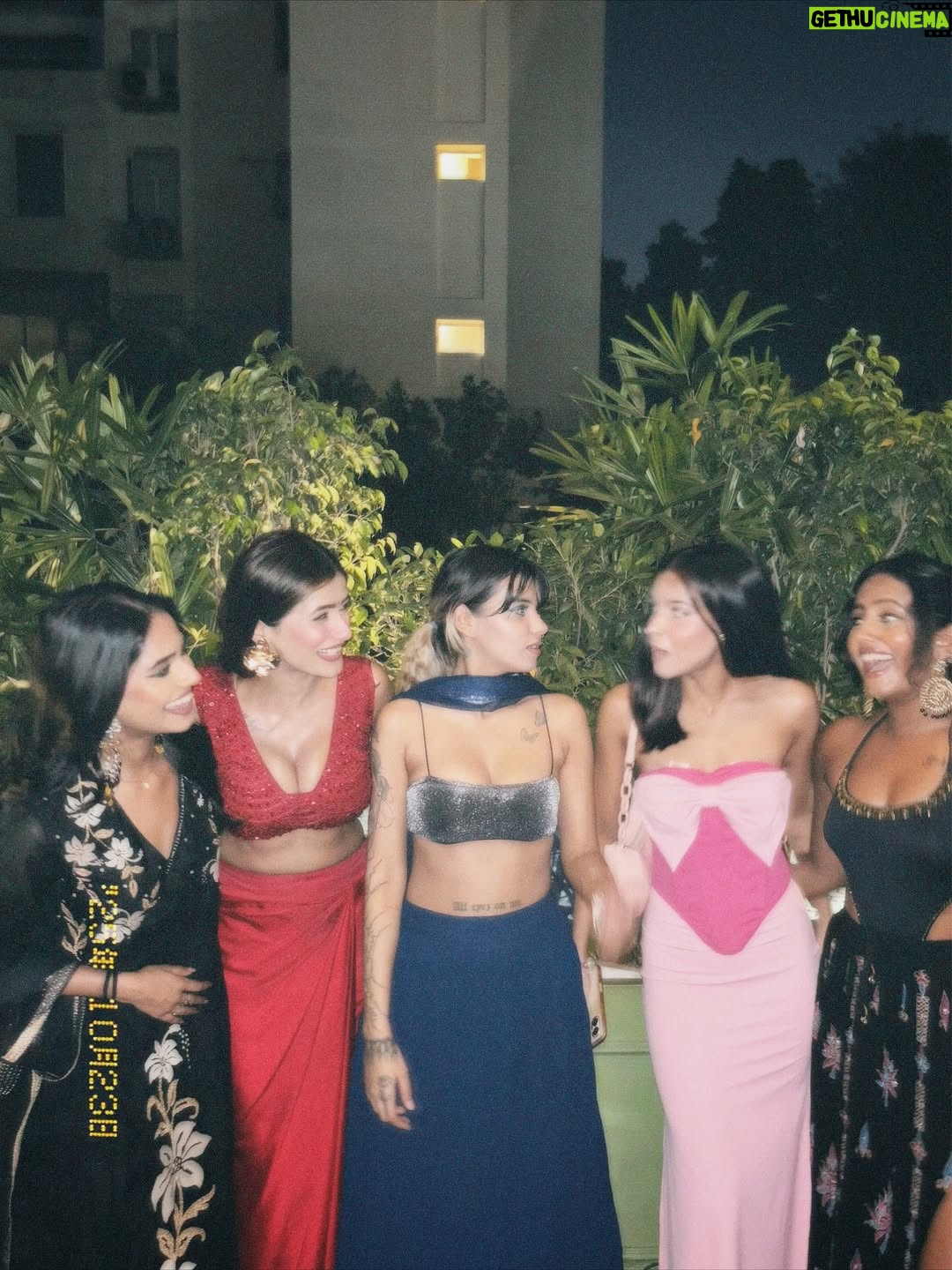 Aditi Prasad - 115.9K Likes - All My Patakaass 🧨
Wearing- @essrubypunitadua ❣️