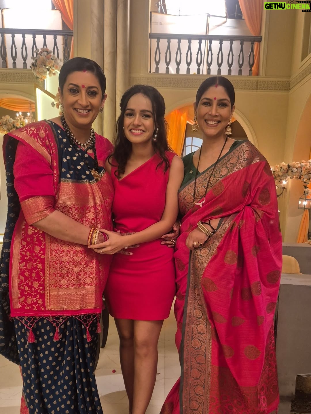 Aditi Sanwal - 19.1K Likes - 💕 Reliving childhood memories!! 💕

Elated to work with icons, who inspire me!!

It was such a delight to see legends @smritiiraniofficial maam and #sakshitanwar maam perform! It felt like i am transported back to my childhood, watching tv with my family! ❤️

(P.S: As per my character, i was supposed to be unaffected , but their performance was so moving in the scene , i couldnt stop myself from being emotional ) 

#childhoodmemories #KyunkiSaasBhiKabhiBahuThi #tulsi #parvati #kahanighargharki #balajitelefilms #aditisanwal #nostalgia #memories #livelovelaugh #instargram #instagood #instadaily