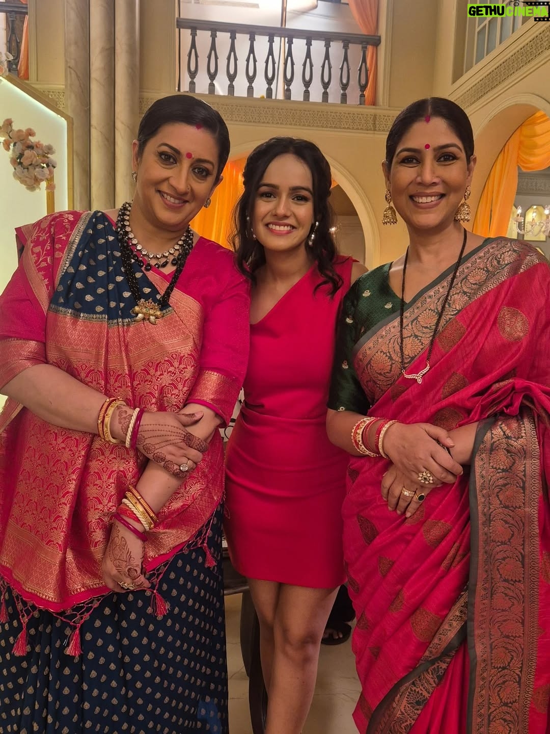 Aditi Sanwal - 19.1K Likes - 💕 Reliving childhood memories!! 💕

Elated to work with icons, who inspire me!!

It was such a delight to see legends @smritiiraniofficial maam and #sakshitanwar maam perform! It felt like i am transported back to my childhood, watching tv with my family! ❤️

(P.S: As per my character, i was supposed to be unaffected , but their performance was so moving in the scene , i couldnt stop myself from being emotional ) 

#childhoodmemories #KyunkiSaasBhiKabhiBahuThi #tulsi #parvati #kahanighargharki #balajitelefilms #aditisanwal #nostalgia #memories #livelovelaugh #instargram #instagood #instadaily