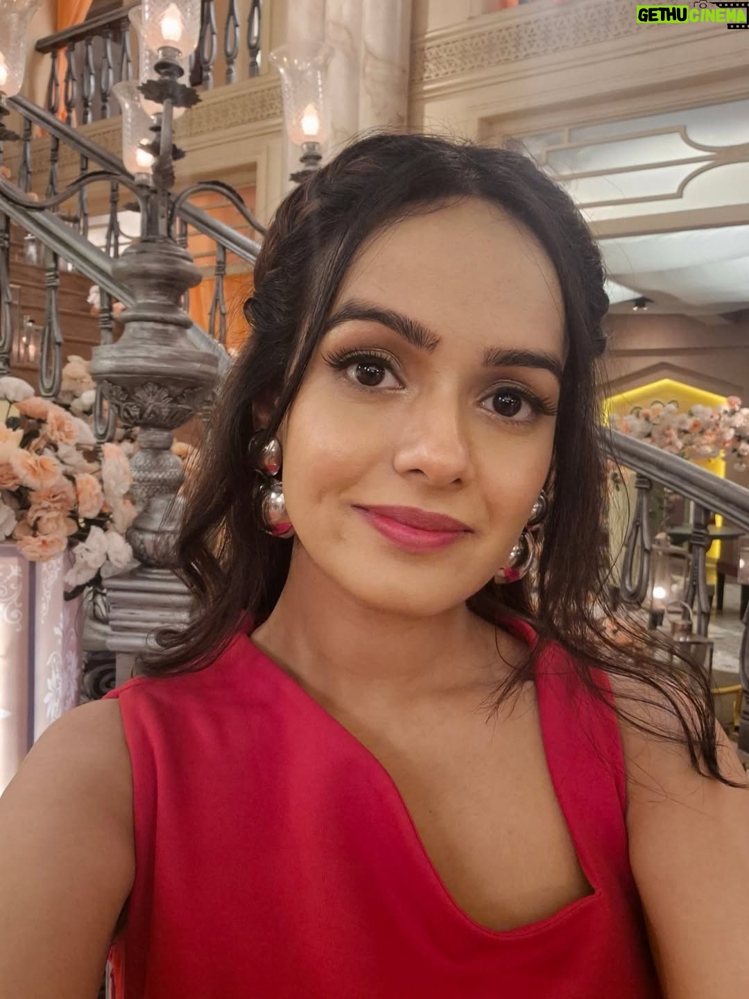 Aditi Sanwal - 19.1K Likes - 💕 Reliving childhood memories!! 💕

Elated to work with icons, who inspire me!!

It was such a delight to see legends @smritiiraniofficial maam and #sakshitanwar maam perform! It felt like i am transported back to my childhood, watching tv with my family! ❤️

(P.S: As per my character, i was supposed to be unaffected , but their performance was so moving in the scene , i couldnt stop myself from being emotional ) 

#childhoodmemories #KyunkiSaasBhiKabhiBahuThi #tulsi #parvati #kahanighargharki #balajitelefilms #aditisanwal #nostalgia #memories #livelovelaugh #instargram #instagood #instadaily