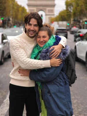 Adriana Arango Instagram - Todos me preguntan lo mismo: ¿cuando te vio dijo Amaaaa?
La respuesta es: Si! En pleno Champs Elysees! 🤣🤣🤣🤣 @carlos1torres1 ❤️ Gracias por ese rato de carcajadas.  Las divinas fotos las tomó @osorio_brayan_pro