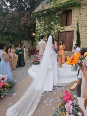 Adriane Garcia Instagram - Feliz demais por estar vivendo este momento.
Para muita gente, ir a um casamento é algo simples, uma data bonita na agenda. Para quem mora fora, para quem é imigrante, é muito mais do que isso. É atravessar distâncias, fusos, culpas, saudades e escolhas difíceis. Em quase vinte anos vivendo em Portugal, eu já falhei em muitas festas, encontros e momentos importantes da minha família. E cada ausência doeu. Doeu fundo.

Mas este eu fiz questão de não falhar.
O casamento da minha primeira sobrinha. A minha menina. A minha princesinha que eu vi crescer e que hoje se torna mulher, formando a sua própria família.

Estar aqui hoje é mais do que presença. É honra. É lealdade às minhas raízes. É amor em forma de escolha. É dizer que, mesmo vivendo longe, o meu coração nunca saiu de casa.

Duda @mariaeweinem  que a tua vida a dois seja cheia de parceria, respeito, riso, sonhos e construção. Que o amor que te trouxe até aqui seja o mesmo que te sustente em cada dia que virá. Que a tua casa seja um lugar de luz, acolhimento e verdade.

E que eu possa, sempre que a vida permitir, continuar a fazer parte da tua história e da tua família. Mesmo atravessando oceanos. Mesmo morando longe. Porque amor de verdade não conhece distância.