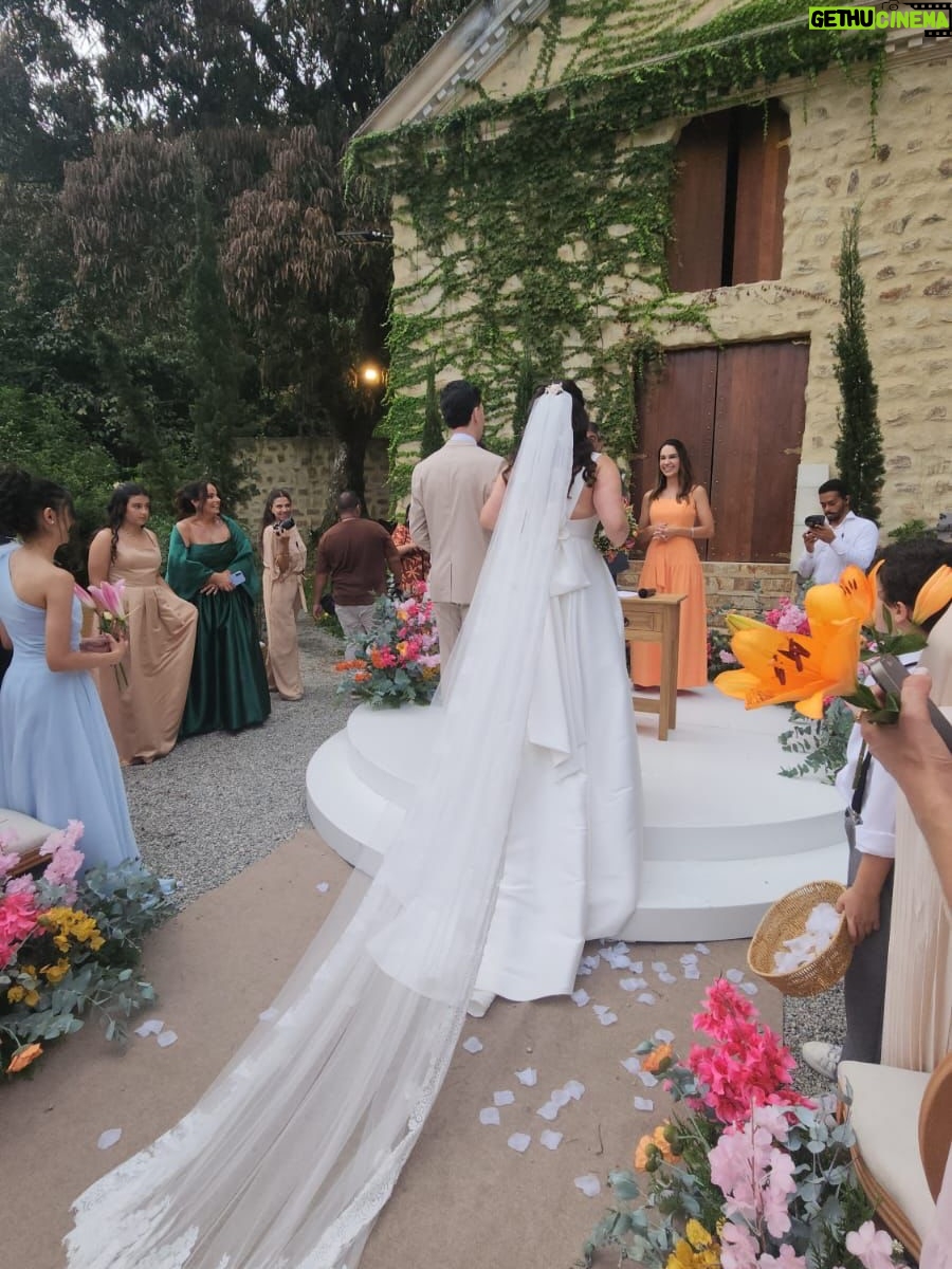 Adriane Garcia - 131 Likes - Feliz demais por estar vivendo este momento.
Para muita gente, ir a um casamento é algo simples, uma data bonita na agenda. Para quem mora fora, para quem é imigrante, é muito mais do que isso. É atravessar distâncias, fusos, culpas, saudades e escolhas difíceis. Em quase vinte anos vivendo em Portugal, eu já falhei em muitas festas, encontros e momentos importantes da minha família. E cada ausência doeu. Doeu fundo.

Mas este eu fiz questão de não falhar.
O casamento da minha primeira sobrinha. A minha menina. A minha princesinha que eu vi crescer e que hoje se torna mulher, formando a sua própria família.

Estar aqui hoje é mais do que presença. É honra. É lealdade às minhas raízes. É amor em forma de escolha. É dizer que, mesmo vivendo longe, o meu coração nunca saiu de casa.

Duda @mariaeweinem  que a tua vida a dois seja cheia de parceria, respeito, riso, sonhos e construção. Que o amor que te trouxe até aqui seja o mesmo que te sustente em cada dia que virá. Que a tua casa seja um lugar de luz, acolhimento e verdade.

E que eu possa, sempre que a vida permitir, continuar a fazer parte da tua história e da tua família. Mesmo atravessando oceanos. Mesmo morando longe. Porque amor de verdade não conhece distância.