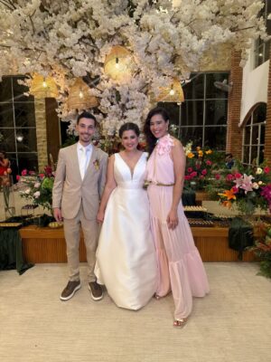 Adriane Garcia Instagram - Feliz demais por estar vivendo este momento.
Para muita gente, ir a um casamento é algo simples, uma data bonita na agenda. Para quem mora fora, para quem é imigrante, é muito mais do que isso. É atravessar distâncias, fusos, culpas, saudades e escolhas difíceis. Em quase vinte anos vivendo em Portugal, eu já falhei em muitas festas, encontros e momentos importantes da minha família. E cada ausência doeu. Doeu fundo.

Mas este eu fiz questão de não falhar.
O casamento da minha primeira sobrinha. A minha menina. A minha princesinha que eu vi crescer e que hoje se torna mulher, formando a sua própria família.

Estar aqui hoje é mais do que presença. É honra. É lealdade às minhas raízes. É amor em forma de escolha. É dizer que, mesmo vivendo longe, o meu coração nunca saiu de casa.

Duda @mariaeweinem  que a tua vida a dois seja cheia de parceria, respeito, riso, sonhos e construção. Que o amor que te trouxe até aqui seja o mesmo que te sustente em cada dia que virá. Que a tua casa seja um lugar de luz, acolhimento e verdade.

E que eu possa, sempre que a vida permitir, continuar a fazer parte da tua história e da tua família. Mesmo atravessando oceanos. Mesmo morando longe. Porque amor de verdade não conhece distância.