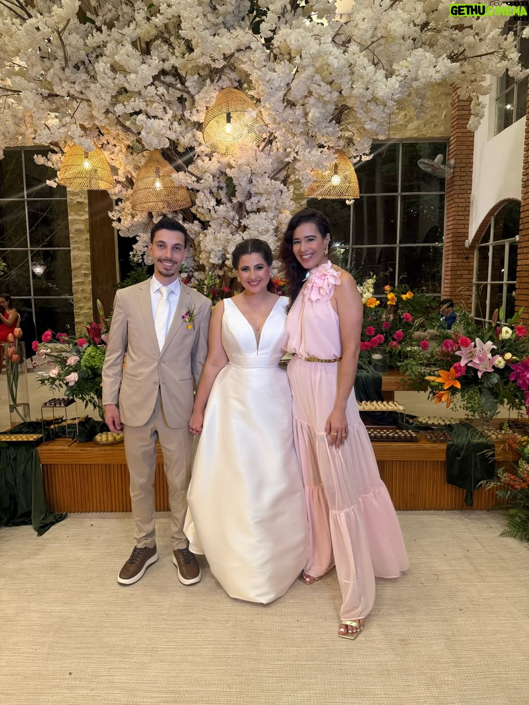 Adriane Garcia - 131 Likes - Feliz demais por estar vivendo este momento.
Para muita gente, ir a um casamento é algo simples, uma data bonita na agenda. Para quem mora fora, para quem é imigrante, é muito mais do que isso. É atravessar distâncias, fusos, culpas, saudades e escolhas difíceis. Em quase vinte anos vivendo em Portugal, eu já falhei em muitas festas, encontros e momentos importantes da minha família. E cada ausência doeu. Doeu fundo.

Mas este eu fiz questão de não falhar.
O casamento da minha primeira sobrinha. A minha menina. A minha princesinha que eu vi crescer e que hoje se torna mulher, formando a sua própria família.

Estar aqui hoje é mais do que presença. É honra. É lealdade às minhas raízes. É amor em forma de escolha. É dizer que, mesmo vivendo longe, o meu coração nunca saiu de casa.

Duda @mariaeweinem  que a tua vida a dois seja cheia de parceria, respeito, riso, sonhos e construção. Que o amor que te trouxe até aqui seja o mesmo que te sustente em cada dia que virá. Que a tua casa seja um lugar de luz, acolhimento e verdade.

E que eu possa, sempre que a vida permitir, continuar a fazer parte da tua história e da tua família. Mesmo atravessando oceanos. Mesmo morando longe. Porque amor de verdade não conhece distância.