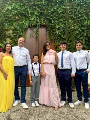 Adriane Garcia Instagram - Feliz demais por estar vivendo este momento.
Para muita gente, ir a um casamento é algo simples, uma data bonita na agenda. Para quem mora fora, para quem é imigrante, é muito mais do que isso. É atravessar distâncias, fusos, culpas, saudades e escolhas difíceis. Em quase vinte anos vivendo em Portugal, eu já falhei em muitas festas, encontros e momentos importantes da minha família. E cada ausência doeu. Doeu fundo.

Mas este eu fiz questão de não falhar.
O casamento da minha primeira sobrinha. A minha menina. A minha princesinha que eu vi crescer e que hoje se torna mulher, formando a sua própria família.

Estar aqui hoje é mais do que presença. É honra. É lealdade às minhas raízes. É amor em forma de escolha. É dizer que, mesmo vivendo longe, o meu coração nunca saiu de casa.

Duda @mariaeweinem  que a tua vida a dois seja cheia de parceria, respeito, riso, sonhos e construção. Que o amor que te trouxe até aqui seja o mesmo que te sustente em cada dia que virá. Que a tua casa seja um lugar de luz, acolhimento e verdade.

E que eu possa, sempre que a vida permitir, continuar a fazer parte da tua história e da tua família. Mesmo atravessando oceanos. Mesmo morando longe. Porque amor de verdade não conhece distância.