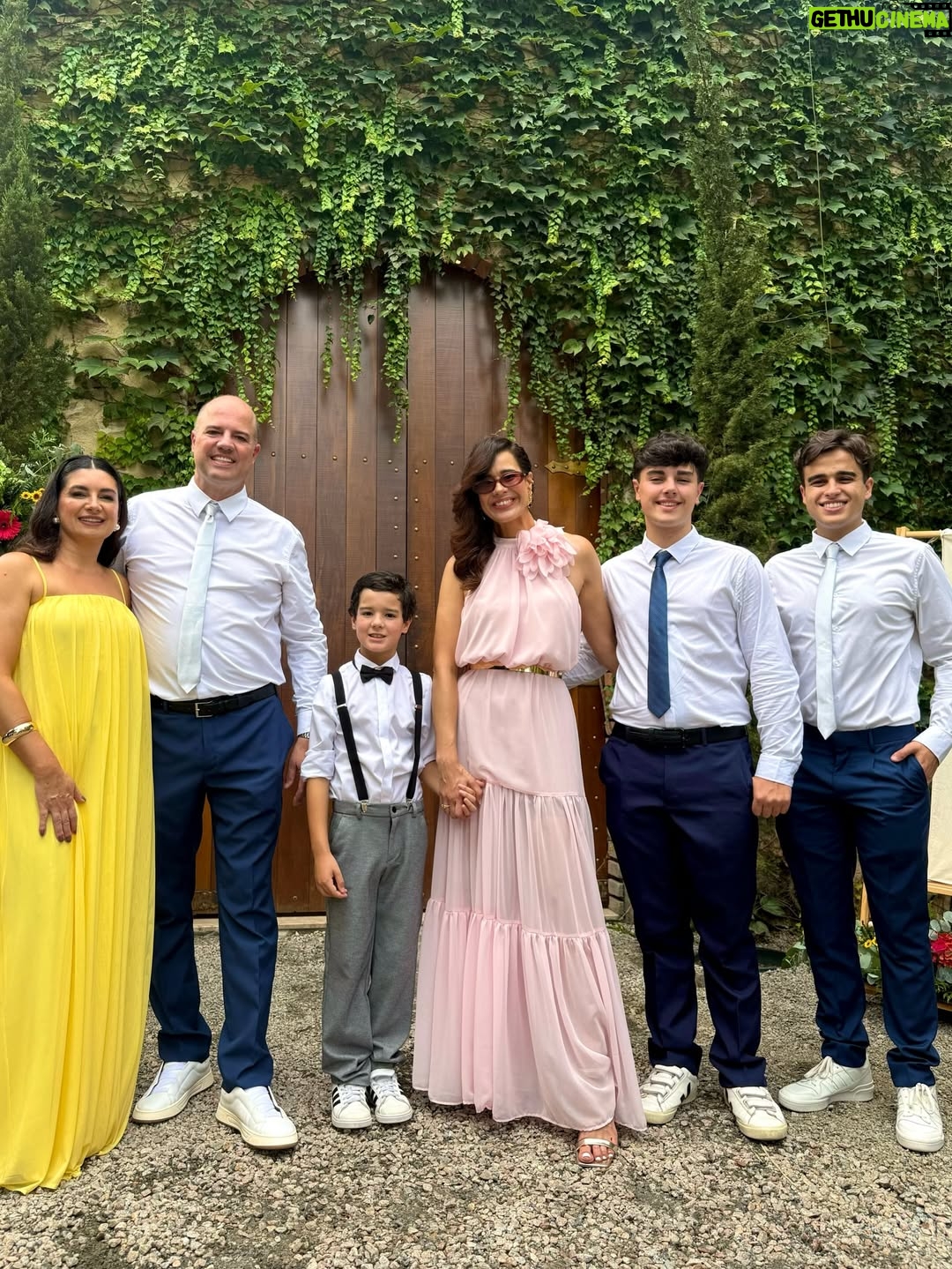 Adriane Garcia - 131 Likes - Feliz demais por estar vivendo este momento.
Para muita gente, ir a um casamento é algo simples, uma data bonita na agenda. Para quem mora fora, para quem é imigrante, é muito mais do que isso. É atravessar distâncias, fusos, culpas, saudades e escolhas difíceis. Em quase vinte anos vivendo em Portugal, eu já falhei em muitas festas, encontros e momentos importantes da minha família. E cada ausência doeu. Doeu fundo.

Mas este eu fiz questão de não falhar.
O casamento da minha primeira sobrinha. A minha menina. A minha princesinha que eu vi crescer e que hoje se torna mulher, formando a sua própria família.

Estar aqui hoje é mais do que presença. É honra. É lealdade às minhas raízes. É amor em forma de escolha. É dizer que, mesmo vivendo longe, o meu coração nunca saiu de casa.

Duda @mariaeweinem  que a tua vida a dois seja cheia de parceria, respeito, riso, sonhos e construção. Que o amor que te trouxe até aqui seja o mesmo que te sustente em cada dia que virá. Que a tua casa seja um lugar de luz, acolhimento e verdade.

E que eu possa, sempre que a vida permitir, continuar a fazer parte da tua história e da tua família. Mesmo atravessando oceanos. Mesmo morando longe. Porque amor de verdade não conhece distância.
