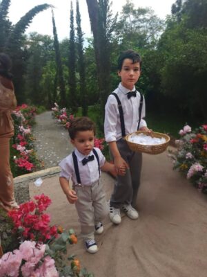 Adriane Garcia Instagram - Feliz demais por estar vivendo este momento.
Para muita gente, ir a um casamento é algo simples, uma data bonita na agenda. Para quem mora fora, para quem é imigrante, é muito mais do que isso. É atravessar distâncias, fusos, culpas, saudades e escolhas difíceis. Em quase vinte anos vivendo em Portugal, eu já falhei em muitas festas, encontros e momentos importantes da minha família. E cada ausência doeu. Doeu fundo.

Mas este eu fiz questão de não falhar.
O casamento da minha primeira sobrinha. A minha menina. A minha princesinha que eu vi crescer e que hoje se torna mulher, formando a sua própria família.

Estar aqui hoje é mais do que presença. É honra. É lealdade às minhas raízes. É amor em forma de escolha. É dizer que, mesmo vivendo longe, o meu coração nunca saiu de casa.

Duda @mariaeweinem  que a tua vida a dois seja cheia de parceria, respeito, riso, sonhos e construção. Que o amor que te trouxe até aqui seja o mesmo que te sustente em cada dia que virá. Que a tua casa seja um lugar de luz, acolhimento e verdade.

E que eu possa, sempre que a vida permitir, continuar a fazer parte da tua história e da tua família. Mesmo atravessando oceanos. Mesmo morando longe. Porque amor de verdade não conhece distância.
