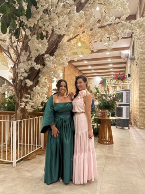 Adriane Garcia Instagram - Feliz demais por estar vivendo este momento.
Para muita gente, ir a um casamento é algo simples, uma data bonita na agenda. Para quem mora fora, para quem é imigrante, é muito mais do que isso. É atravessar distâncias, fusos, culpas, saudades e escolhas difíceis. Em quase vinte anos vivendo em Portugal, eu já falhei em muitas festas, encontros e momentos importantes da minha família. E cada ausência doeu. Doeu fundo.

Mas este eu fiz questão de não falhar.
O casamento da minha primeira sobrinha. A minha menina. A minha princesinha que eu vi crescer e que hoje se torna mulher, formando a sua própria família.

Estar aqui hoje é mais do que presença. É honra. É lealdade às minhas raízes. É amor em forma de escolha. É dizer que, mesmo vivendo longe, o meu coração nunca saiu de casa.

Duda @mariaeweinem  que a tua vida a dois seja cheia de parceria, respeito, riso, sonhos e construção. Que o amor que te trouxe até aqui seja o mesmo que te sustente em cada dia que virá. Que a tua casa seja um lugar de luz, acolhimento e verdade.

E que eu possa, sempre que a vida permitir, continuar a fazer parte da tua história e da tua família. Mesmo atravessando oceanos. Mesmo morando longe. Porque amor de verdade não conhece distância.