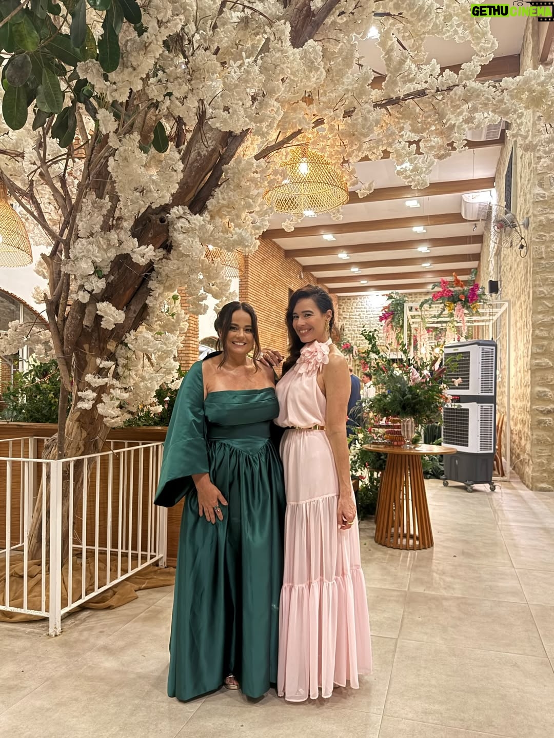 Adriane Garcia - 131 Likes - Feliz demais por estar vivendo este momento.
Para muita gente, ir a um casamento é algo simples, uma data bonita na agenda. Para quem mora fora, para quem é imigrante, é muito mais do que isso. É atravessar distâncias, fusos, culpas, saudades e escolhas difíceis. Em quase vinte anos vivendo em Portugal, eu já falhei em muitas festas, encontros e momentos importantes da minha família. E cada ausência doeu. Doeu fundo.

Mas este eu fiz questão de não falhar.
O casamento da minha primeira sobrinha. A minha menina. A minha princesinha que eu vi crescer e que hoje se torna mulher, formando a sua própria família.

Estar aqui hoje é mais do que presença. É honra. É lealdade às minhas raízes. É amor em forma de escolha. É dizer que, mesmo vivendo longe, o meu coração nunca saiu de casa.

Duda @mariaeweinem  que a tua vida a dois seja cheia de parceria, respeito, riso, sonhos e construção. Que o amor que te trouxe até aqui seja o mesmo que te sustente em cada dia que virá. Que a tua casa seja um lugar de luz, acolhimento e verdade.

E que eu possa, sempre que a vida permitir, continuar a fazer parte da tua história e da tua família. Mesmo atravessando oceanos. Mesmo morando longe. Porque amor de verdade não conhece distância.