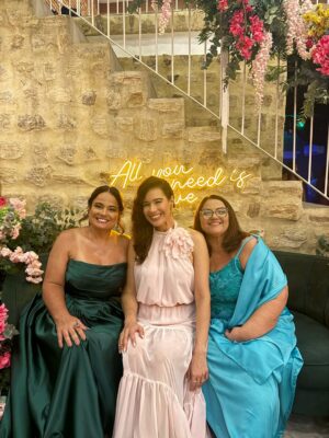 Adriane Garcia Instagram - Feliz demais por estar vivendo este momento.
Para muita gente, ir a um casamento é algo simples, uma data bonita na agenda. Para quem mora fora, para quem é imigrante, é muito mais do que isso. É atravessar distâncias, fusos, culpas, saudades e escolhas difíceis. Em quase vinte anos vivendo em Portugal, eu já falhei em muitas festas, encontros e momentos importantes da minha família. E cada ausência doeu. Doeu fundo.

Mas este eu fiz questão de não falhar.
O casamento da minha primeira sobrinha. A minha menina. A minha princesinha que eu vi crescer e que hoje se torna mulher, formando a sua própria família.

Estar aqui hoje é mais do que presença. É honra. É lealdade às minhas raízes. É amor em forma de escolha. É dizer que, mesmo vivendo longe, o meu coração nunca saiu de casa.

Duda @mariaeweinem  que a tua vida a dois seja cheia de parceria, respeito, riso, sonhos e construção. Que o amor que te trouxe até aqui seja o mesmo que te sustente em cada dia que virá. Que a tua casa seja um lugar de luz, acolhimento e verdade.

E que eu possa, sempre que a vida permitir, continuar a fazer parte da tua história e da tua família. Mesmo atravessando oceanos. Mesmo morando longe. Porque amor de verdade não conhece distância.