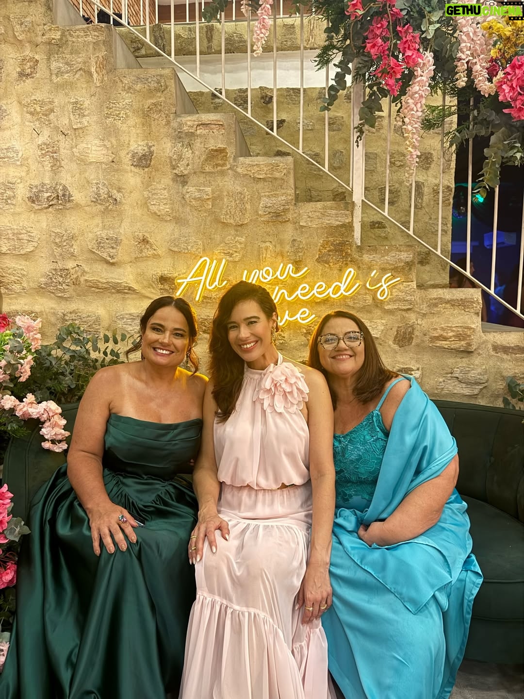 Adriane Garcia - 131 Likes - Feliz demais por estar vivendo este momento.
Para muita gente, ir a um casamento é algo simples, uma data bonita na agenda. Para quem mora fora, para quem é imigrante, é muito mais do que isso. É atravessar distâncias, fusos, culpas, saudades e escolhas difíceis. Em quase vinte anos vivendo em Portugal, eu já falhei em muitas festas, encontros e momentos importantes da minha família. E cada ausência doeu. Doeu fundo.

Mas este eu fiz questão de não falhar.
O casamento da minha primeira sobrinha. A minha menina. A minha princesinha que eu vi crescer e que hoje se torna mulher, formando a sua própria família.

Estar aqui hoje é mais do que presença. É honra. É lealdade às minhas raízes. É amor em forma de escolha. É dizer que, mesmo vivendo longe, o meu coração nunca saiu de casa.

Duda @mariaeweinem  que a tua vida a dois seja cheia de parceria, respeito, riso, sonhos e construção. Que o amor que te trouxe até aqui seja o mesmo que te sustente em cada dia que virá. Que a tua casa seja um lugar de luz, acolhimento e verdade.

E que eu possa, sempre que a vida permitir, continuar a fazer parte da tua história e da tua família. Mesmo atravessando oceanos. Mesmo morando longe. Porque amor de verdade não conhece distância.