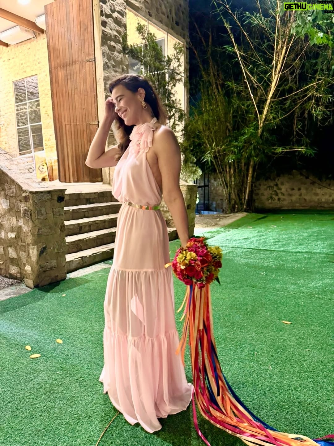 Adriane Garcia - 131 Likes - Feliz demais por estar vivendo este momento.
Para muita gente, ir a um casamento é algo simples, uma data bonita na agenda. Para quem mora fora, para quem é imigrante, é muito mais do que isso. É atravessar distâncias, fusos, culpas, saudades e escolhas difíceis. Em quase vinte anos vivendo em Portugal, eu já falhei em muitas festas, encontros e momentos importantes da minha família. E cada ausência doeu. Doeu fundo.

Mas este eu fiz questão de não falhar.
O casamento da minha primeira sobrinha. A minha menina. A minha princesinha que eu vi crescer e que hoje se torna mulher, formando a sua própria família.

Estar aqui hoje é mais do que presença. É honra. É lealdade às minhas raízes. É amor em forma de escolha. É dizer que, mesmo vivendo longe, o meu coração nunca saiu de casa.

Duda @mariaeweinem  que a tua vida a dois seja cheia de parceria, respeito, riso, sonhos e construção. Que o amor que te trouxe até aqui seja o mesmo que te sustente em cada dia que virá. Que a tua casa seja um lugar de luz, acolhimento e verdade.

E que eu possa, sempre que a vida permitir, continuar a fazer parte da tua história e da tua família. Mesmo atravessando oceanos. Mesmo morando longe. Porque amor de verdade não conhece distância.