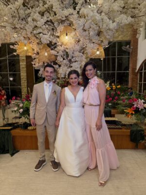 Adriane Garcia Instagram - Feliz demais por estar vivendo este momento.
Para muita gente, ir a um casamento é algo simples, uma data bonita na agenda. Para quem mora fora, para quem é imigrante, é muito mais do que isso. É atravessar distâncias, fusos, culpas, saudades e escolhas difíceis. Em quase vinte anos vivendo em Portugal, eu já falhei em muitas festas, encontros e momentos importantes da minha família. E cada ausência doeu. Doeu fundo.

Mas este eu fiz questão de não falhar.
O casamento da minha primeira sobrinha. A minha menina. A minha princesinha que eu vi crescer e que hoje se torna mulher, formando a sua própria família.

Estar aqui hoje é mais do que presença. É honra. É lealdade às minhas raízes. É amor em forma de escolha. É dizer que, mesmo vivendo longe, o meu coração nunca saiu de casa.

Duda @mariaeweinem  que a tua vida a dois seja cheia de parceria, respeito, riso, sonhos e construção. Que o amor que te trouxe até aqui seja o mesmo que te sustente em cada dia que virá. Que a tua casa seja um lugar de luz, acolhimento e verdade.

E que eu possa, sempre que a vida permitir, continuar a fazer parte da tua história e da tua família. Mesmo atravessando oceanos. Mesmo morando longe. Porque amor de verdade não conhece distância.