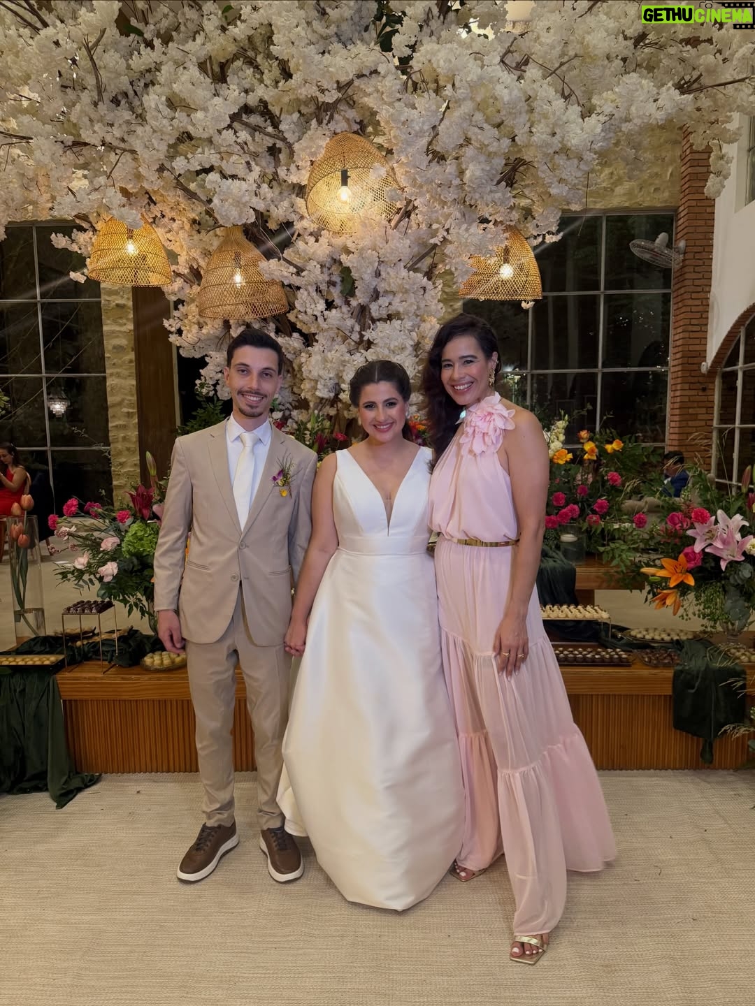 Adriane Garcia - 131 Likes - Feliz demais por estar vivendo este momento.
Para muita gente, ir a um casamento é algo simples, uma data bonita na agenda. Para quem mora fora, para quem é imigrante, é muito mais do que isso. É atravessar distâncias, fusos, culpas, saudades e escolhas difíceis. Em quase vinte anos vivendo em Portugal, eu já falhei em muitas festas, encontros e momentos importantes da minha família. E cada ausência doeu. Doeu fundo.

Mas este eu fiz questão de não falhar.
O casamento da minha primeira sobrinha. A minha menina. A minha princesinha que eu vi crescer e que hoje se torna mulher, formando a sua própria família.

Estar aqui hoje é mais do que presença. É honra. É lealdade às minhas raízes. É amor em forma de escolha. É dizer que, mesmo vivendo longe, o meu coração nunca saiu de casa.

Duda @mariaeweinem  que a tua vida a dois seja cheia de parceria, respeito, riso, sonhos e construção. Que o amor que te trouxe até aqui seja o mesmo que te sustente em cada dia que virá. Que a tua casa seja um lugar de luz, acolhimento e verdade.

E que eu possa, sempre que a vida permitir, continuar a fazer parte da tua história e da tua família. Mesmo atravessando oceanos. Mesmo morando longe. Porque amor de verdade não conhece distância.