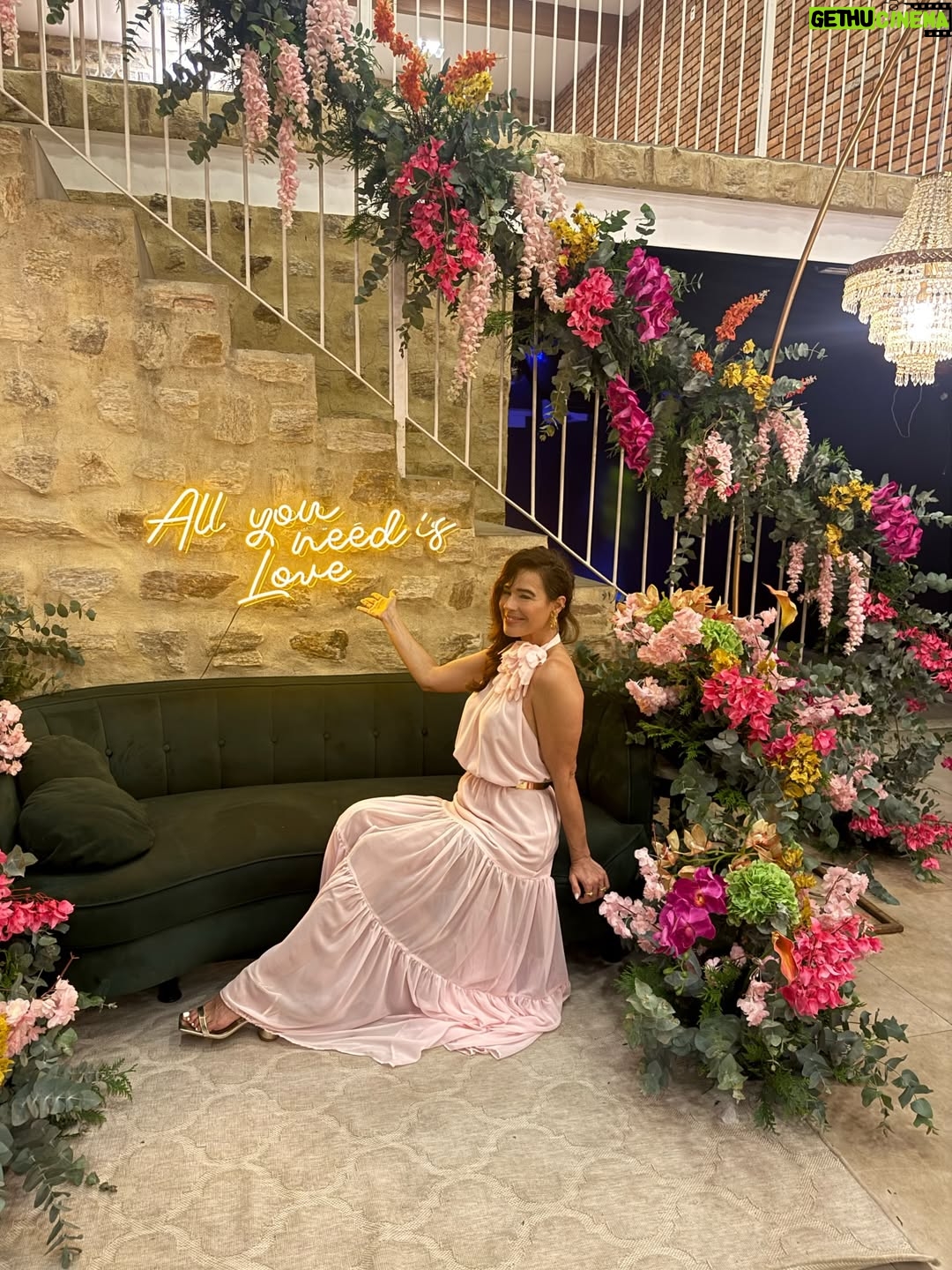 Adriane Garcia - 131 Likes - Feliz demais por estar vivendo este momento.
Para muita gente, ir a um casamento é algo simples, uma data bonita na agenda. Para quem mora fora, para quem é imigrante, é muito mais do que isso. É atravessar distâncias, fusos, culpas, saudades e escolhas difíceis. Em quase vinte anos vivendo em Portugal, eu já falhei em muitas festas, encontros e momentos importantes da minha família. E cada ausência doeu. Doeu fundo.

Mas este eu fiz questão de não falhar.
O casamento da minha primeira sobrinha. A minha menina. A minha princesinha que eu vi crescer e que hoje se torna mulher, formando a sua própria família.

Estar aqui hoje é mais do que presença. É honra. É lealdade às minhas raízes. É amor em forma de escolha. É dizer que, mesmo vivendo longe, o meu coração nunca saiu de casa.

Duda @mariaeweinem  que a tua vida a dois seja cheia de parceria, respeito, riso, sonhos e construção. Que o amor que te trouxe até aqui seja o mesmo que te sustente em cada dia que virá. Que a tua casa seja um lugar de luz, acolhimento e verdade.

E que eu possa, sempre que a vida permitir, continuar a fazer parte da tua história e da tua família. Mesmo atravessando oceanos. Mesmo morando longe. Porque amor de verdade não conhece distância.