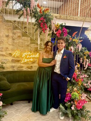 Adriane Garcia Instagram - Feliz demais por estar vivendo este momento.
Para muita gente, ir a um casamento é algo simples, uma data bonita na agenda. Para quem mora fora, para quem é imigrante, é muito mais do que isso. É atravessar distâncias, fusos, culpas, saudades e escolhas difíceis. Em quase vinte anos vivendo em Portugal, eu já falhei em muitas festas, encontros e momentos importantes da minha família. E cada ausência doeu. Doeu fundo.

Mas este eu fiz questão de não falhar.
O casamento da minha primeira sobrinha. A minha menina. A minha princesinha que eu vi crescer e que hoje se torna mulher, formando a sua própria família.

Estar aqui hoje é mais do que presença. É honra. É lealdade às minhas raízes. É amor em forma de escolha. É dizer que, mesmo vivendo longe, o meu coração nunca saiu de casa.

Duda @mariaeweinem  que a tua vida a dois seja cheia de parceria, respeito, riso, sonhos e construção. Que o amor que te trouxe até aqui seja o mesmo que te sustente em cada dia que virá. Que a tua casa seja um lugar de luz, acolhimento e verdade.

E que eu possa, sempre que a vida permitir, continuar a fazer parte da tua história e da tua família. Mesmo atravessando oceanos. Mesmo morando longe. Porque amor de verdade não conhece distância.