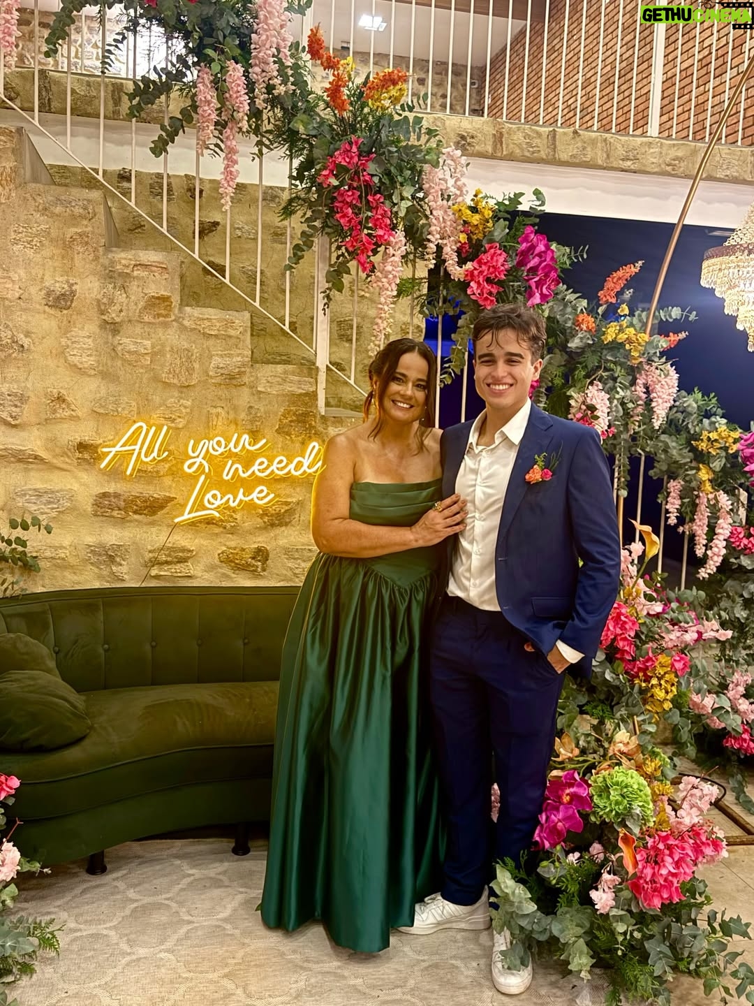Adriane Garcia - 131 Likes - Feliz demais por estar vivendo este momento.
Para muita gente, ir a um casamento é algo simples, uma data bonita na agenda. Para quem mora fora, para quem é imigrante, é muito mais do que isso. É atravessar distâncias, fusos, culpas, saudades e escolhas difíceis. Em quase vinte anos vivendo em Portugal, eu já falhei em muitas festas, encontros e momentos importantes da minha família. E cada ausência doeu. Doeu fundo.

Mas este eu fiz questão de não falhar.
O casamento da minha primeira sobrinha. A minha menina. A minha princesinha que eu vi crescer e que hoje se torna mulher, formando a sua própria família.

Estar aqui hoje é mais do que presença. É honra. É lealdade às minhas raízes. É amor em forma de escolha. É dizer que, mesmo vivendo longe, o meu coração nunca saiu de casa.

Duda @mariaeweinem  que a tua vida a dois seja cheia de parceria, respeito, riso, sonhos e construção. Que o amor que te trouxe até aqui seja o mesmo que te sustente em cada dia que virá. Que a tua casa seja um lugar de luz, acolhimento e verdade.

E que eu possa, sempre que a vida permitir, continuar a fazer parte da tua história e da tua família. Mesmo atravessando oceanos. Mesmo morando longe. Porque amor de verdade não conhece distância.