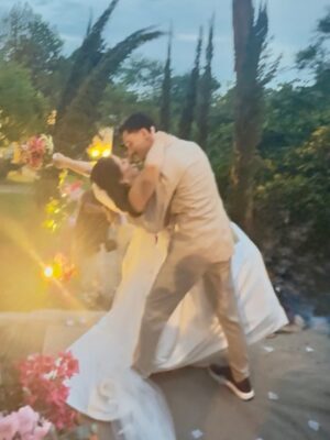 Adriane Garcia Instagram - Feliz demais por estar vivendo este momento.
Para muita gente, ir a um casamento é algo simples, uma data bonita na agenda. Para quem mora fora, para quem é imigrante, é muito mais do que isso. É atravessar distâncias, fusos, culpas, saudades e escolhas difíceis. Em quase vinte anos vivendo em Portugal, eu já falhei em muitas festas, encontros e momentos importantes da minha família. E cada ausência doeu. Doeu fundo.

Mas este eu fiz questão de não falhar.
O casamento da minha primeira sobrinha. A minha menina. A minha princesinha que eu vi crescer e que hoje se torna mulher, formando a sua própria família.

Estar aqui hoje é mais do que presença. É honra. É lealdade às minhas raízes. É amor em forma de escolha. É dizer que, mesmo vivendo longe, o meu coração nunca saiu de casa.

Duda @mariaeweinem  que a tua vida a dois seja cheia de parceria, respeito, riso, sonhos e construção. Que o amor que te trouxe até aqui seja o mesmo que te sustente em cada dia que virá. Que a tua casa seja um lugar de luz, acolhimento e verdade.

E que eu possa, sempre que a vida permitir, continuar a fazer parte da tua história e da tua família. Mesmo atravessando oceanos. Mesmo morando longe. Porque amor de verdade não conhece distância.