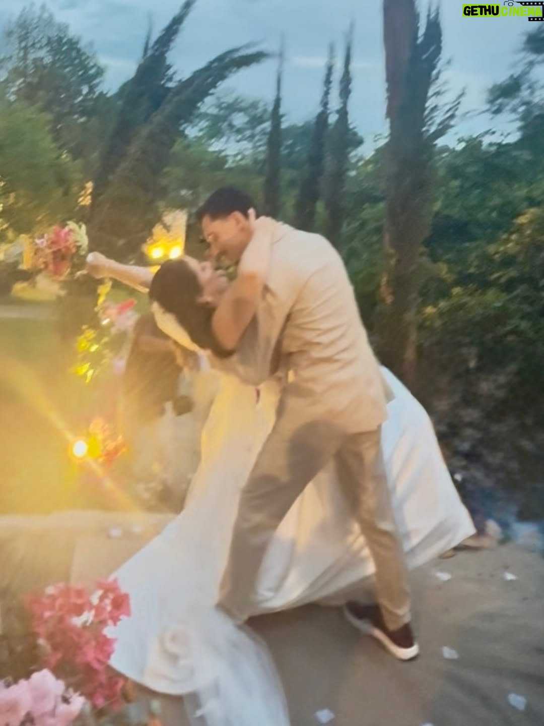 Adriane Garcia - 131 Likes - Feliz demais por estar vivendo este momento.
Para muita gente, ir a um casamento é algo simples, uma data bonita na agenda. Para quem mora fora, para quem é imigrante, é muito mais do que isso. É atravessar distâncias, fusos, culpas, saudades e escolhas difíceis. Em quase vinte anos vivendo em Portugal, eu já falhei em muitas festas, encontros e momentos importantes da minha família. E cada ausência doeu. Doeu fundo.

Mas este eu fiz questão de não falhar.
O casamento da minha primeira sobrinha. A minha menina. A minha princesinha que eu vi crescer e que hoje se torna mulher, formando a sua própria família.

Estar aqui hoje é mais do que presença. É honra. É lealdade às minhas raízes. É amor em forma de escolha. É dizer que, mesmo vivendo longe, o meu coração nunca saiu de casa.

Duda @mariaeweinem  que a tua vida a dois seja cheia de parceria, respeito, riso, sonhos e construção. Que o amor que te trouxe até aqui seja o mesmo que te sustente em cada dia que virá. Que a tua casa seja um lugar de luz, acolhimento e verdade.

E que eu possa, sempre que a vida permitir, continuar a fazer parte da tua história e da tua família. Mesmo atravessando oceanos. Mesmo morando longe. Porque amor de verdade não conhece distância.