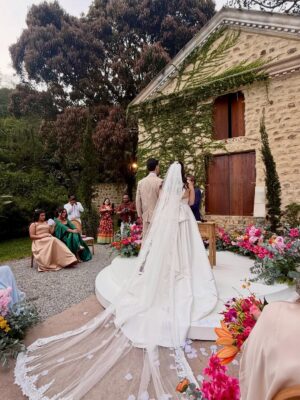 Adriane Garcia Instagram - Feliz demais por estar vivendo este momento.
Para muita gente, ir a um casamento é algo simples, uma data bonita na agenda. Para quem mora fora, para quem é imigrante, é muito mais do que isso. É atravessar distâncias, fusos, culpas, saudades e escolhas difíceis. Em quase vinte anos vivendo em Portugal, eu já falhei em muitas festas, encontros e momentos importantes da minha família. E cada ausência doeu. Doeu fundo.

Mas este eu fiz questão de não falhar.
O casamento da minha primeira sobrinha. A minha menina. A minha princesinha que eu vi crescer e que hoje se torna mulher, formando a sua própria família.

Estar aqui hoje é mais do que presença. É honra. É lealdade às minhas raízes. É amor em forma de escolha. É dizer que, mesmo vivendo longe, o meu coração nunca saiu de casa.

Duda @mariaeweinem  que a tua vida a dois seja cheia de parceria, respeito, riso, sonhos e construção. Que o amor que te trouxe até aqui seja o mesmo que te sustente em cada dia que virá. Que a tua casa seja um lugar de luz, acolhimento e verdade.

E que eu possa, sempre que a vida permitir, continuar a fazer parte da tua história e da tua família. Mesmo atravessando oceanos. Mesmo morando longe. Porque amor de verdade não conhece distância.