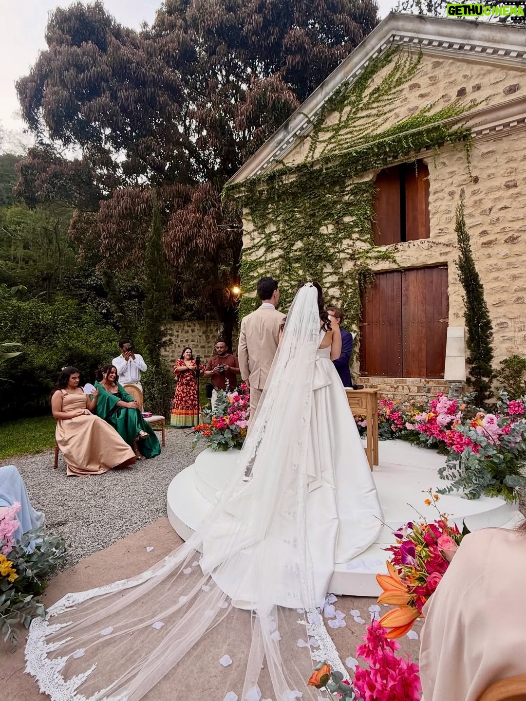 Adriane Garcia - 131 Likes - Feliz demais por estar vivendo este momento.
Para muita gente, ir a um casamento é algo simples, uma data bonita na agenda. Para quem mora fora, para quem é imigrante, é muito mais do que isso. É atravessar distâncias, fusos, culpas, saudades e escolhas difíceis. Em quase vinte anos vivendo em Portugal, eu já falhei em muitas festas, encontros e momentos importantes da minha família. E cada ausência doeu. Doeu fundo.

Mas este eu fiz questão de não falhar.
O casamento da minha primeira sobrinha. A minha menina. A minha princesinha que eu vi crescer e que hoje se torna mulher, formando a sua própria família.

Estar aqui hoje é mais do que presença. É honra. É lealdade às minhas raízes. É amor em forma de escolha. É dizer que, mesmo vivendo longe, o meu coração nunca saiu de casa.

Duda @mariaeweinem  que a tua vida a dois seja cheia de parceria, respeito, riso, sonhos e construção. Que o amor que te trouxe até aqui seja o mesmo que te sustente em cada dia que virá. Que a tua casa seja um lugar de luz, acolhimento e verdade.

E que eu possa, sempre que a vida permitir, continuar a fazer parte da tua história e da tua família. Mesmo atravessando oceanos. Mesmo morando longe. Porque amor de verdade não conhece distância.